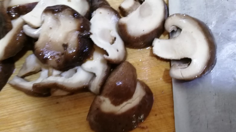 蚝油肉炒香菇土豆片,焯熟的香菇用冷水清洗切片,