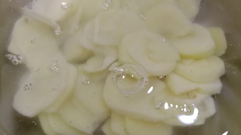 蚝油肉炒香菇土豆片,土豆切片,用清水洗一遍,去除表面淀粉,炸好时更脆