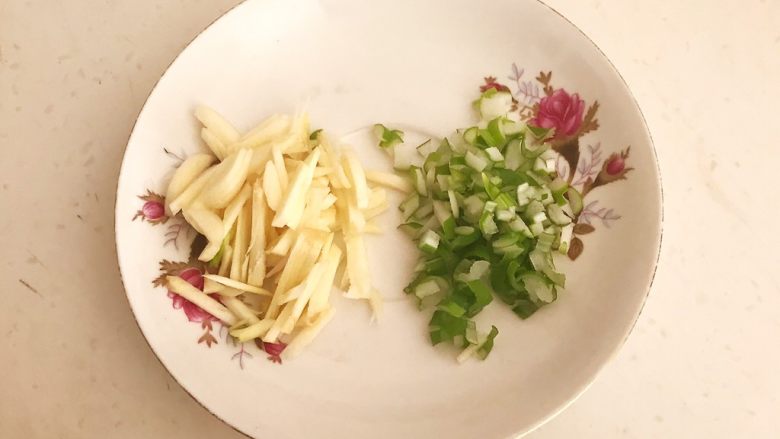 完美的下饭菜 腊肠烧豆腐,<a style='color:red;display:inline-block;' href='/shicai/ 2794'>大蒜</a>切成丝,大葱切成末