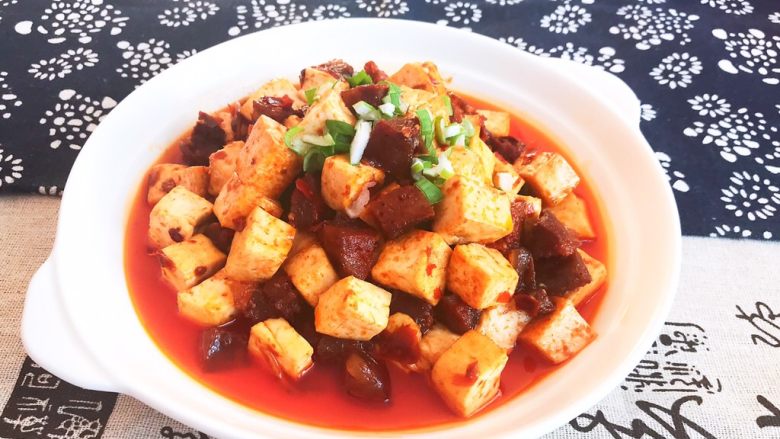 完美的下饭菜 腊肠烧豆腐,在腊肠烧豆腐上面撒上葱末
