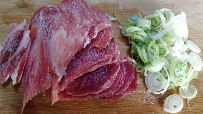 蚝油肉炒香菇土豆片,肉切片(我用冻过的肉切好切),<a style='color:red;display:inline-block;' href='/shicai/ 3250'>葱</a>切片,备用,肉化透后炒。