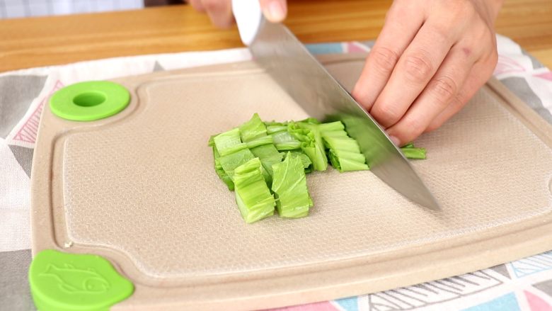 果蔬面条,芥菜取叶切碎
tips:这里芥菜可以用菠菜,油菜叶代替
