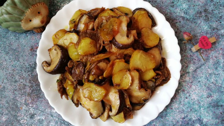 蚝油肉炒香菇土豆片
