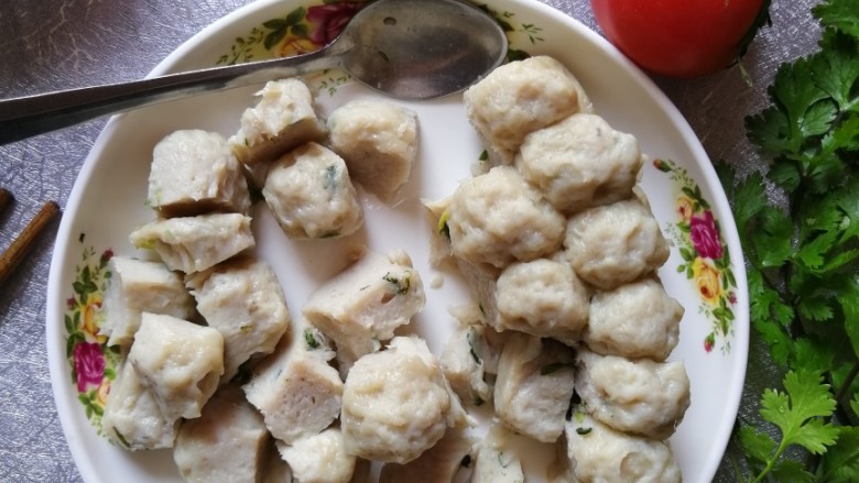番茄🍅丸子,因为他家鱼丸是蒸着连到一起的,所以拿勺子分开。