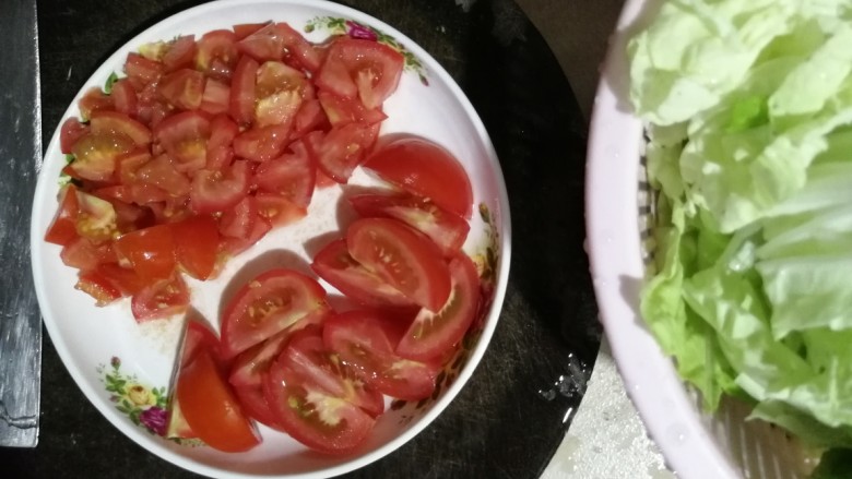 番茄🍅丸子,番茄🍅一半切成丁,一半切成小块。
