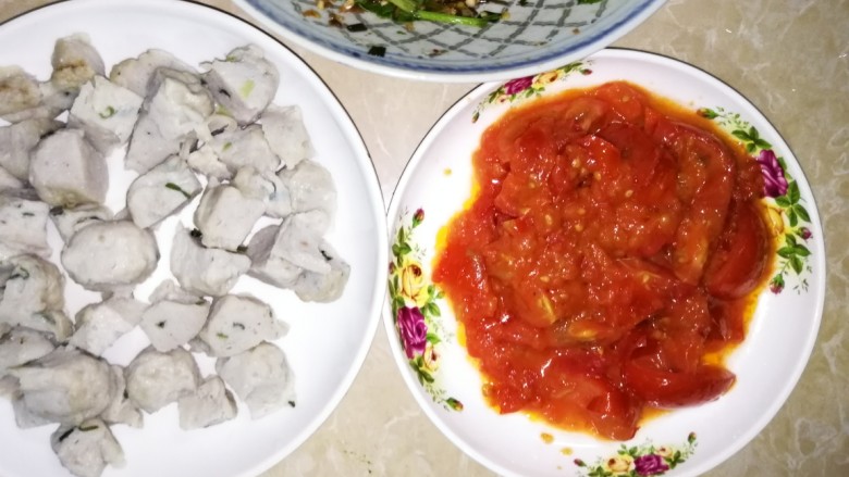 番茄🍅丸子,番茄片快熟时将茄汁盛出备用,把锅洗干净。