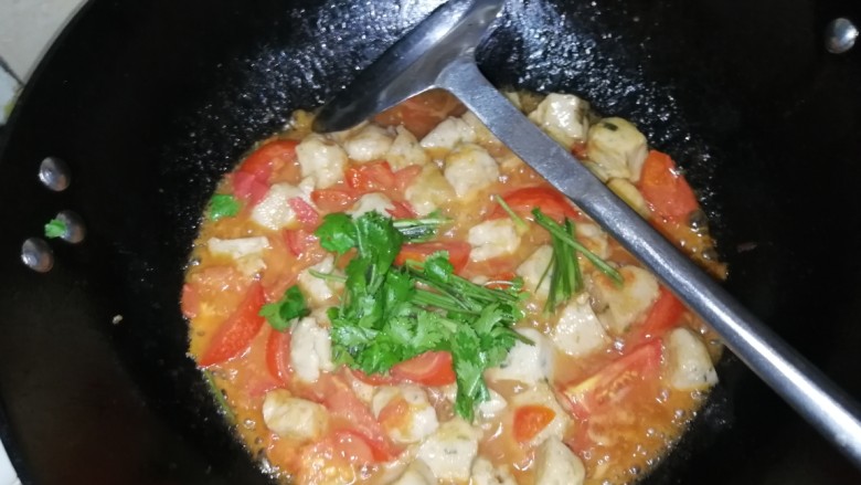 番茄🍅丸子,倒入之前炒好的番茄汁,炒匀,沸腾后盖上盖子改小火焖两分钟,再加入<a style='color:red;display:inline-block;' href='/shicai/ 131'>香菜</a>,翻炒收汁。
