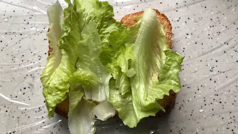 藤椒风味手撕鸡三明治,再铺上生菜