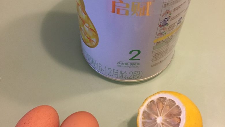 蛋黄溶豆,准备好所有原材料，烤盘，油纸等。