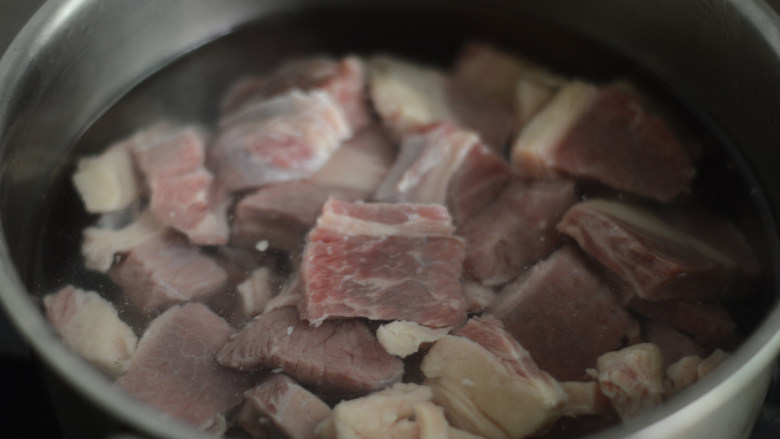 红烧牛肉面,牛腩切成小块,冷水下锅,焯水后捞出