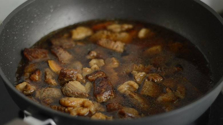 红烧牛肉面,倒入热水，没过食材为宜