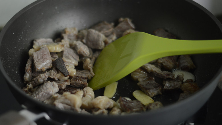 红烧牛肉面,翻炒出香味