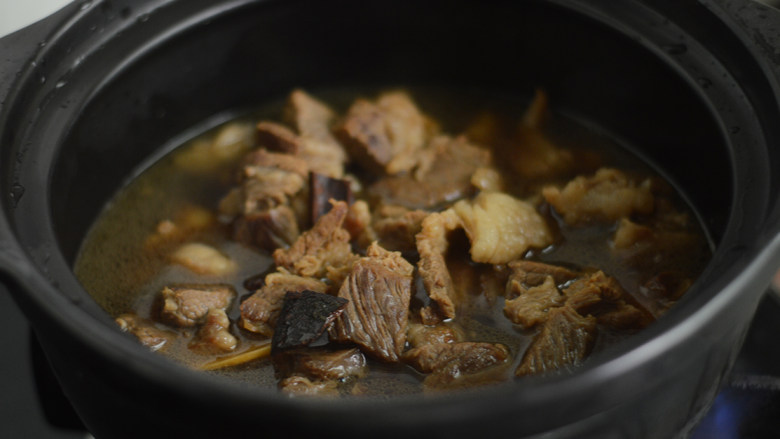 红烧牛肉面,
转入砂煲,加入<a style='color:red;display:inline-block;' href='/shicai/ 866'>冰糖</a>,大火煮开,小火炖1.5小时