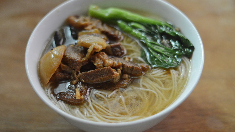 红烧牛肉面,加入炖好的牛腩和焯水的<a style='color:red;display:inline-block;' href='/shicai/ 3517'>青菜</a>,再淋上一些汤汁即可