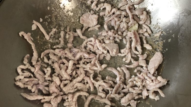 洋葱炒肉丝,翻炒至变色,装碗备用
