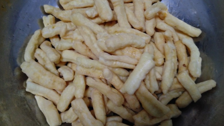 葡萄干沙琪玛,看膨胀后的状态,像不像一个个金黄色的面鱼。
