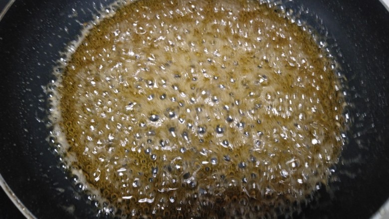 葡萄干沙琪玛,小火熬制粘稠。