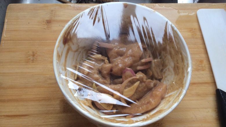 销魂鸡排饭,搅合搅合,盖保鲜膜放置冰箱冷藏两小时以上。