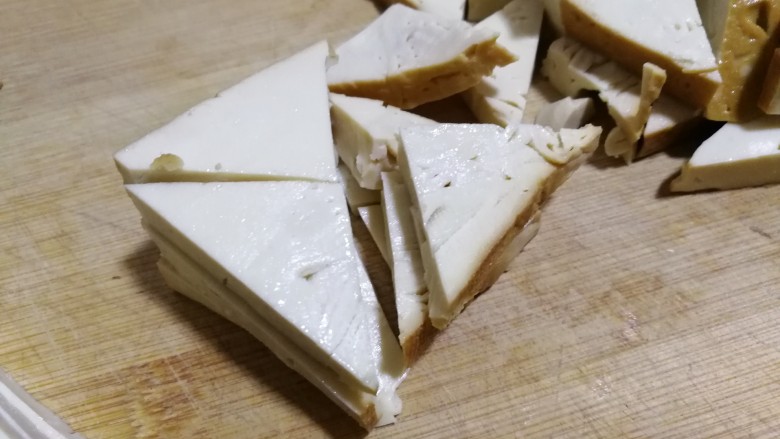 素鸡豆腐炒青椒,切好片后再切成正方形,分别对角再切两刀,切出四个三角形。