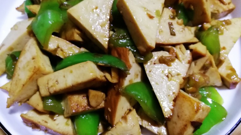 素鸡豆腐炒青椒,起锅装盘,素鸡豆腐炒青椒,风味小炒,不需过多调味品。
