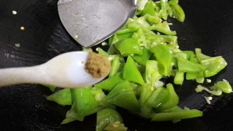 素鸡豆腐炒青椒,炒几下后,放半小勺13香。