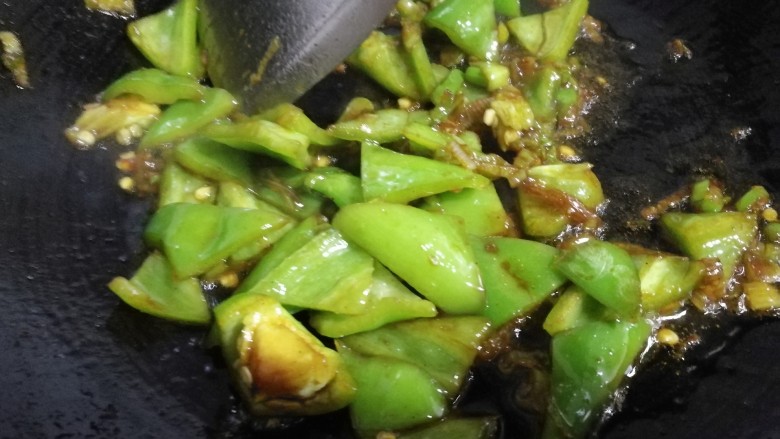 素鸡豆腐炒青椒,继续煸炒至小青椒微熟,入酱油味。
