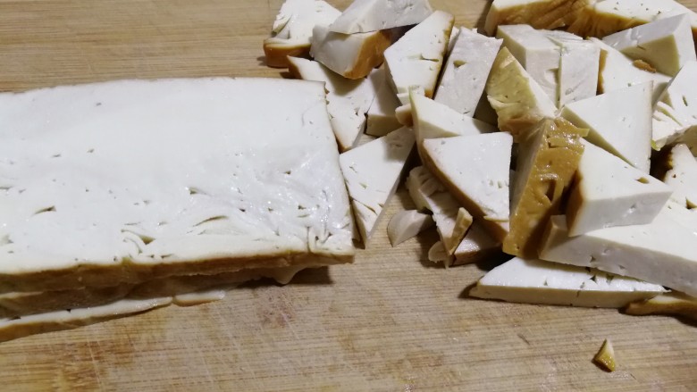 素鸡豆腐炒青椒,先切薄片,约6亳米左右。