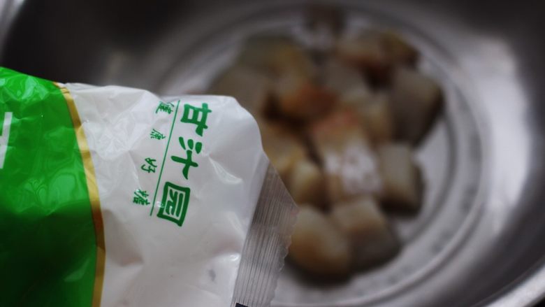 鳕鱼番茄羹,洗净后的鳕鱼用刀切成小丁,加入胡椒粉和料酒,再加入甘汁园的玉米淀粉,喜欢用这个淀粉,用它能使汤汁浓稠,菜肴增亮。