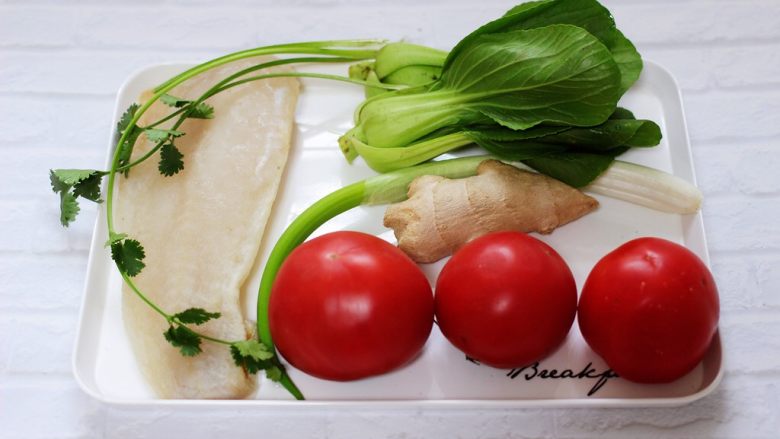 鳕鱼番茄羹,首先备齐所有的食材,<a style='color:red;display:inline-block;' href='/shicai/ 351'>鳕鱼</a>提前解冻后洗净备用。