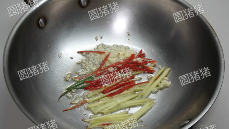 姜葱炒花蛤,炒锅热油1大匙,放入姜、蒜、红椒小火炒出香味。