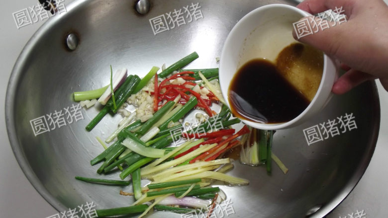 姜葱炒花蛤,放入葱段炒出香味,加入碗汁烧开。