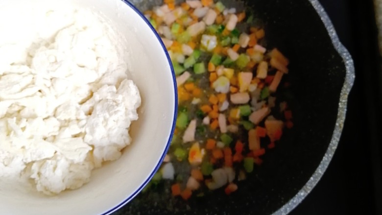 宝宝辅食—红虾三文鱼蔬菜面疙瘩,水煮开后，倒入面疙瘩，用筷子搅散后转小火煮