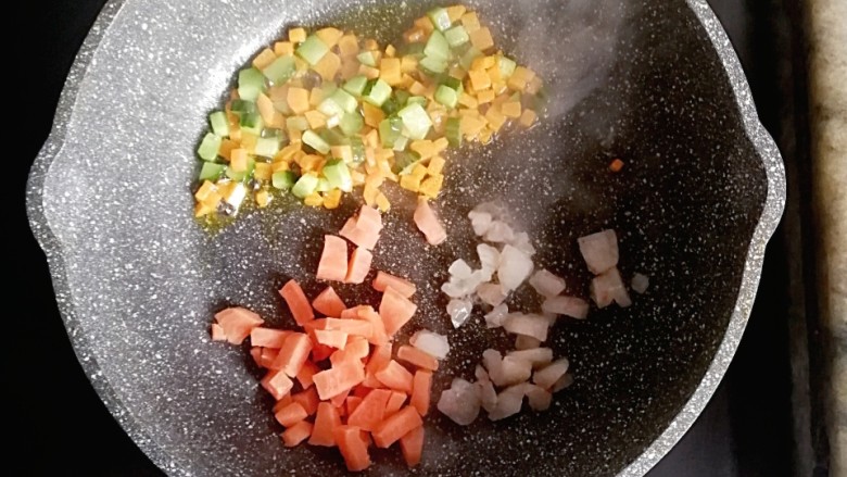 宝宝辅食—红虾三文鱼蔬菜面疙瘩,倒入三文鱼和红虾炒熟炒匀