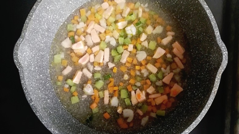 宝宝辅食—红虾三文鱼蔬菜面疙瘩,倒入一碗清水,中火煮