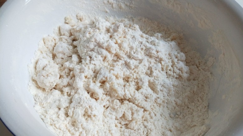新文美食 葱油饼,普通面粉用开水烫面,在用筷子搅拌均匀,在合成面团。