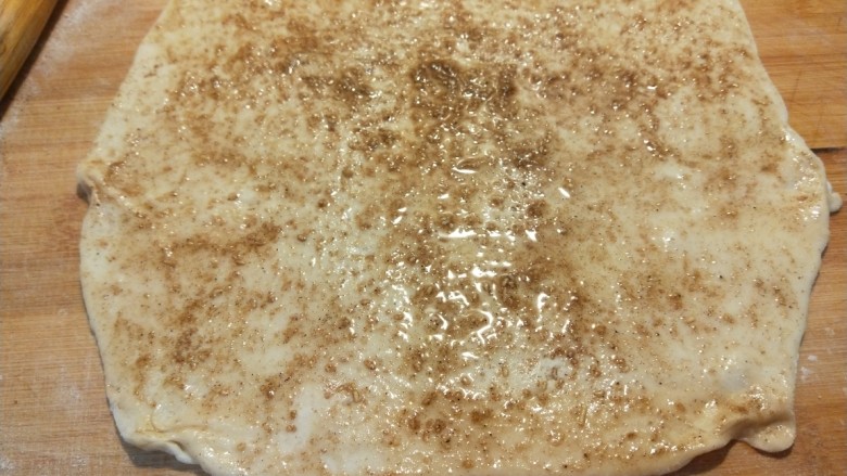 新文美食 葱油饼,在倒入适量<a style='color:red;display:inline-block;' href='/shicai/ 849'>花生油</a>涂抹均匀。
