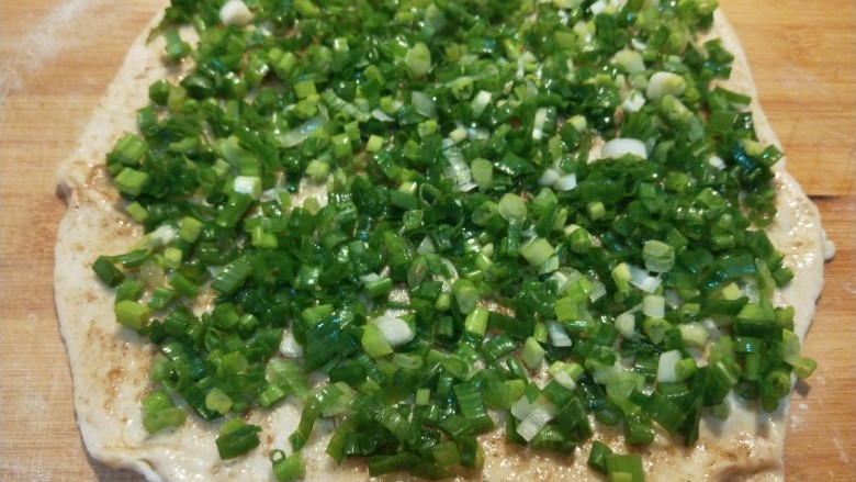 新文美食 葱油饼,撒上一层葱花。