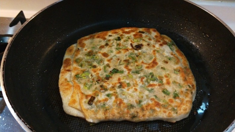 新文美食 葱油饼,煎制两面金黄即可出锅。