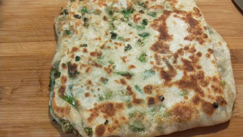 新文美食 葱油饼,放入案板。