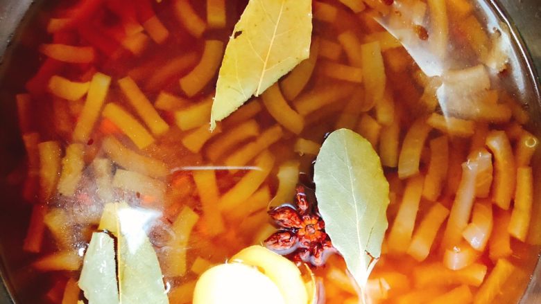 不腥不油不腻的猪皮冻,倒入莫过猪皮约1厘米的水,高压锅煮10分钟。(我喜欢吃Q弹口感,喜吃嫩的亲可以多煮一会)