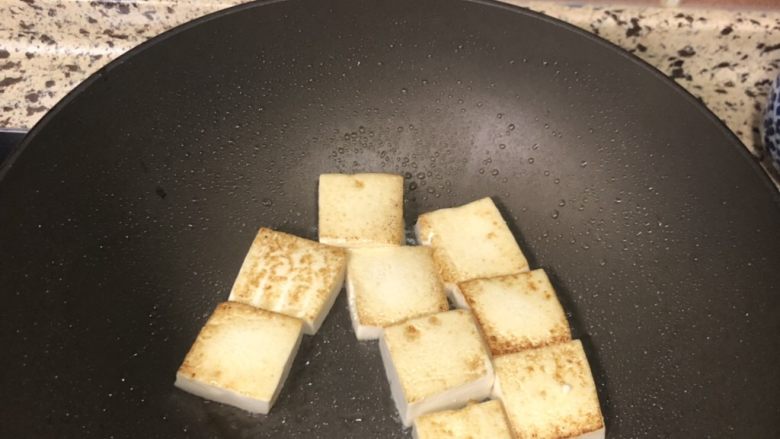 冬季里的治愈系牛肉寿喜锅,<a style='color:red;display:inline-block;' href='/shicai/ 465'>豆腐</a>切块,两面煎至金黄色盛出待用