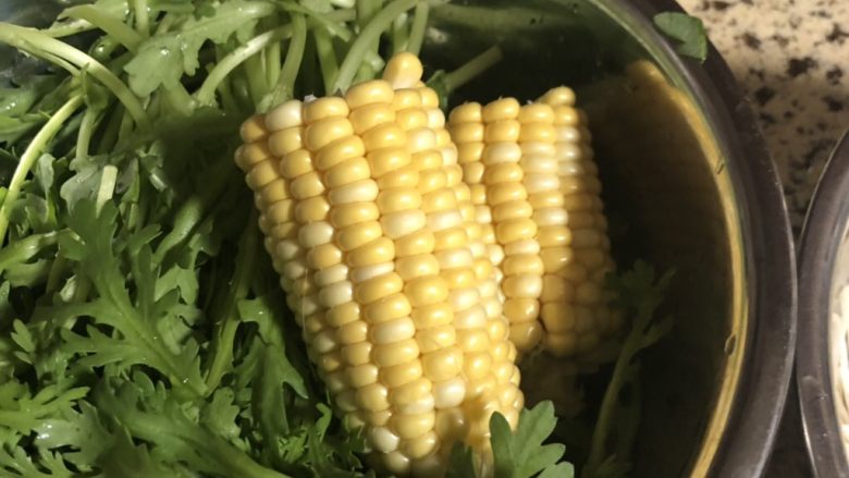 冬季里的治愈系牛肉寿喜锅,辅料准备,茼蒿洗净不焯水,玉米切块煮熟待用