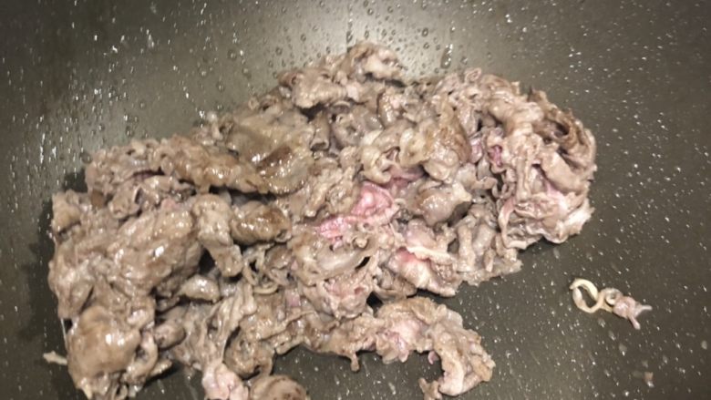 冬季里的治愈系牛肉寿喜锅,黄油下锅融化烧热下牛肉片,80%熟后,依次放入日本酱油四勺,日本甜酒两勺,白糖一勺,翻炒1分钟,放入海带高汤,下金针菇,玉米,所有菜,茼蒿,大白菜后放