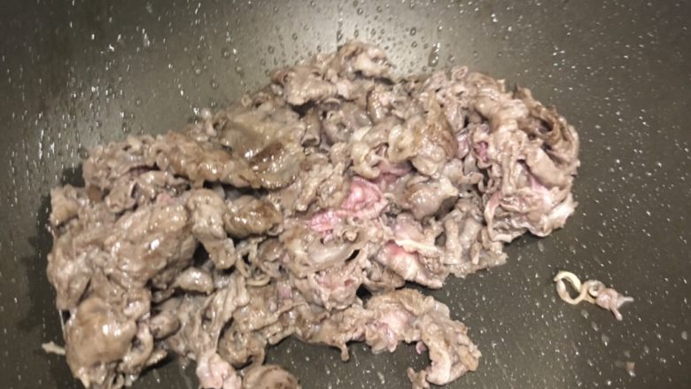 冬季里的治愈系牛肉寿喜锅,黄油下锅融化烧热下牛肉片，80%熟后，依次放入日本酱油四勺，日本甜酒两勺，白糖一勺，翻炒1分钟，放入海带高汤，下金针菇，玉米，所有菜，茼蒿，大白菜后放