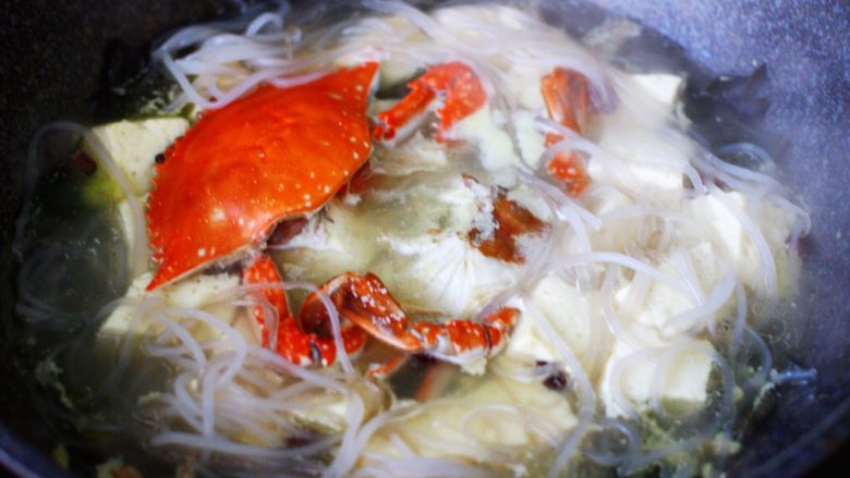 海带豆腐炖梭子蟹,锅中放入提前泡好的粉条,继续大火炖煮5分钟后。