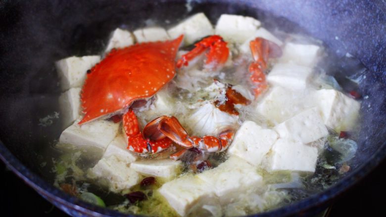 海带豆腐炖梭子蟹,大火煮沸后,盖上锅盖继续炖煮20分钟,常言道:千滚豆腐万炖鱼,豆腐炖的时间长点更好吃。