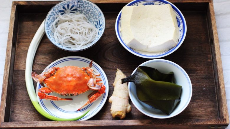 海带豆腐炖梭子蟹,首先备齐所有的食材,<a style='color:red;display:inline-block;' href='/shicai/ 306'>梭子蟹</a>提前洗净后蒸熟备用,这样做出来的汤色更加干净鲜美。