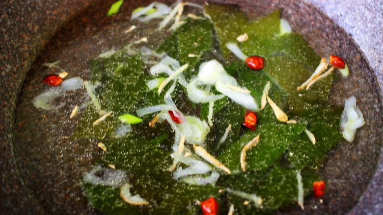 海带豆腐炖梭子蟹,翻炒片刻后,锅中倒入适量的清水。