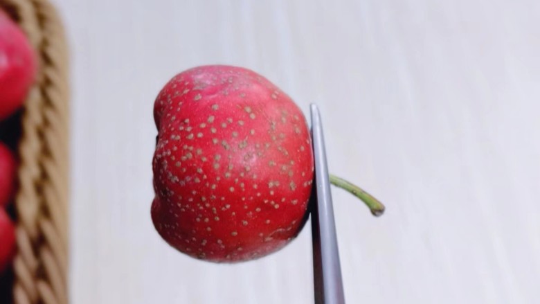 时令养生~山楂罐头,首先将山楂蒂用视频剪刀剪掉!依次剪完!