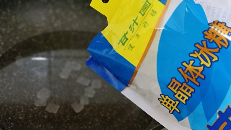 时令养生~山楂罐头,锅中加入纯净水,再加入甘汁园冰糖。